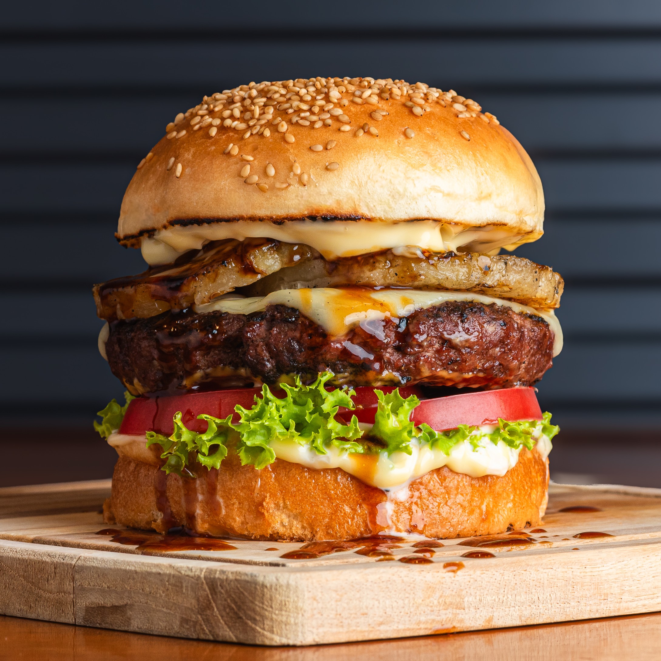パイナップルと照り焼きソースをまとった看板のマハロバーガー